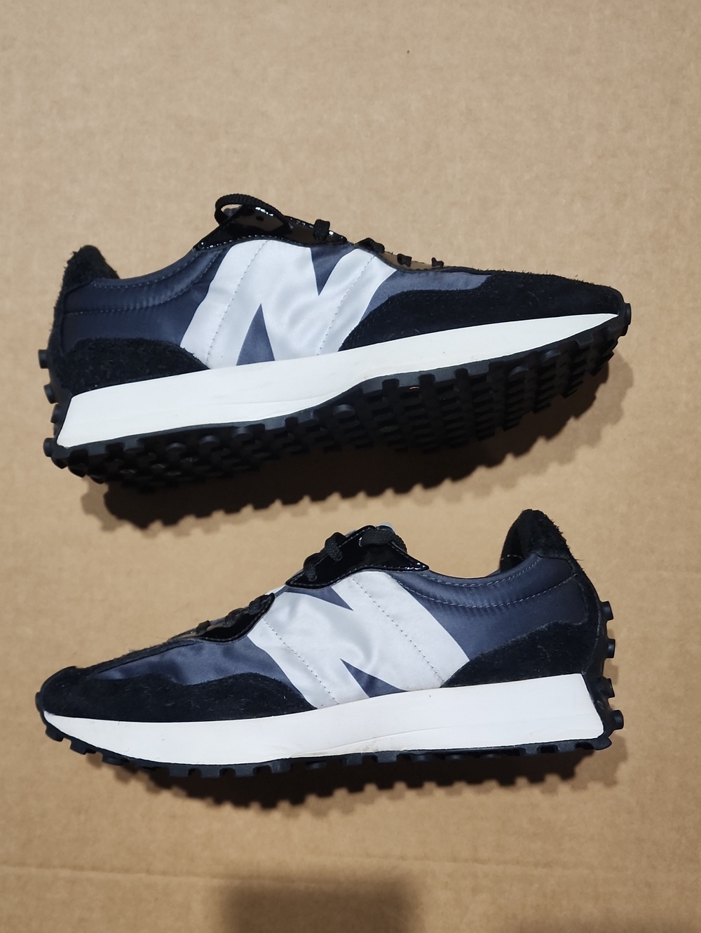 New Balance 327 Black/Grey  Women's Sz 9